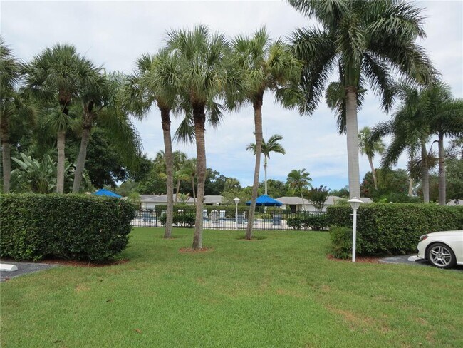Foto del edificio - 7193 W Country Club Dr N