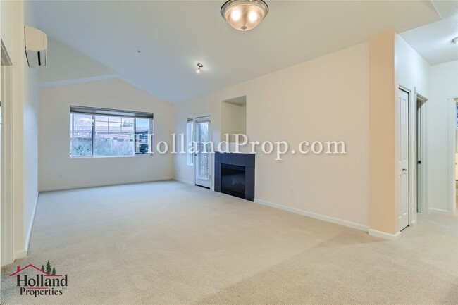 Building Photo - 2 Bedroom home in the desirable area on th...