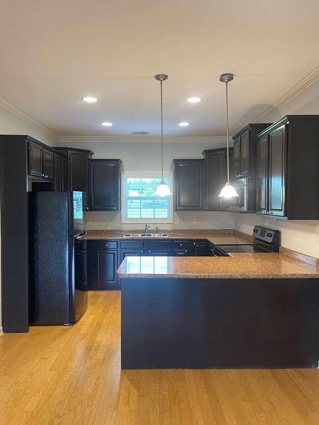 Building Photo - Charming 2 Bed, 2 Bath Home with Garage