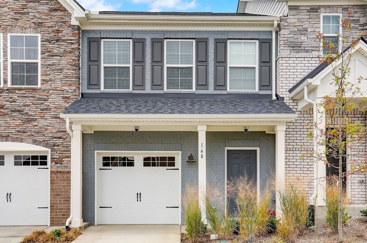 Primary Photo - AVAILABLE JULY 1ST. 3 BD 2 1/2 BATH NEW TO...