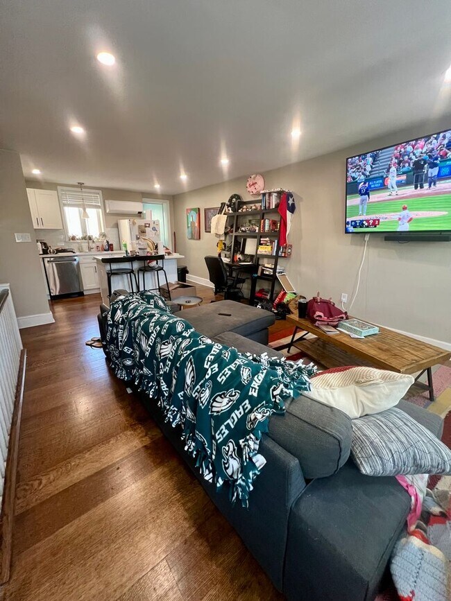 Foto del edificio - Gorgeous 1-Bedroom Bi-Level Apartment in Passyunk Square! Available NOW!