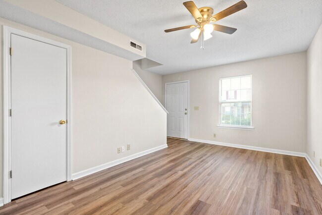 Foto del edificio - 2303 Raleigh Ct