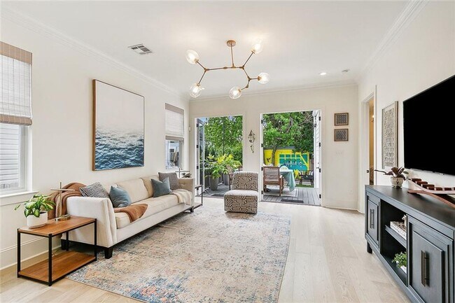 Foto del edificio - Gorgeous 3BD/2.5BA with Huge Backyard and Off Street Parking