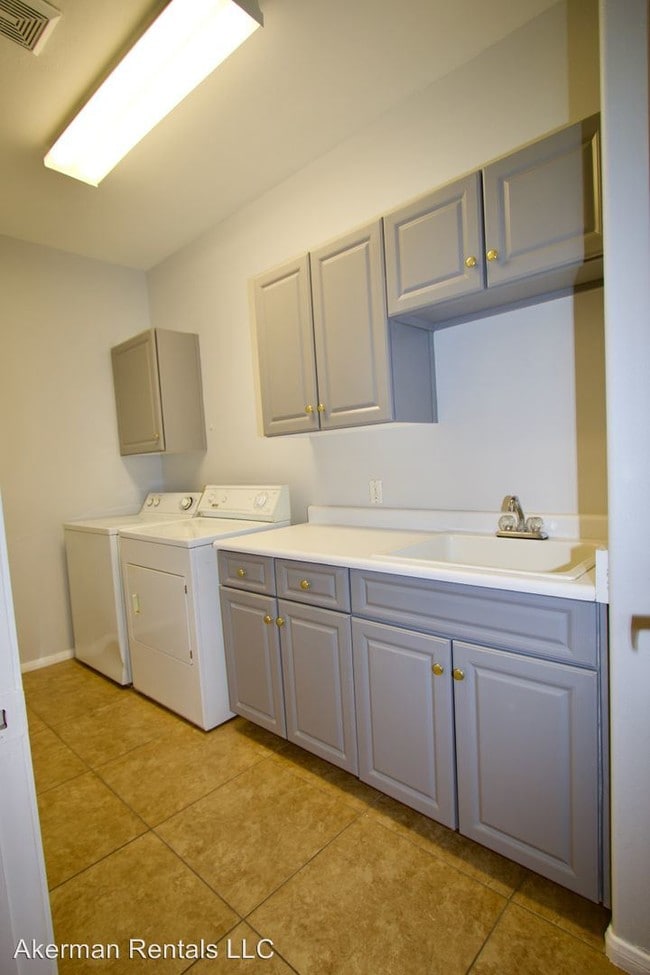 Building Photo - 911 Turquoise Springs St
