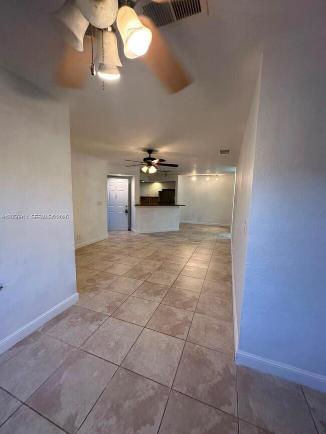 Foto del edificio - 3330 Pinewalk Dr N