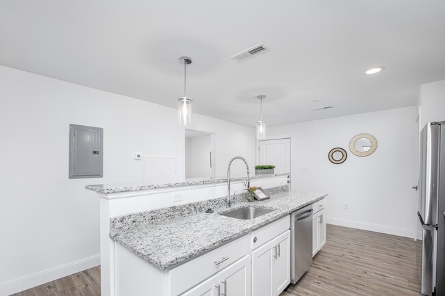 Building Photo - Ezio‘s Place