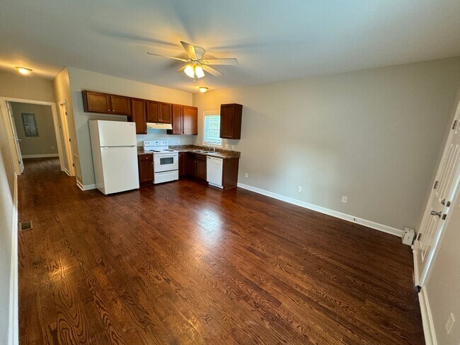 Building Photo - Charming 1 Bed/1 Bath Duplex Near Downtown...