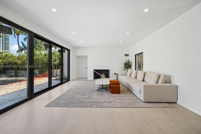 Foto del edificio - 5661 Pine Tree Dr