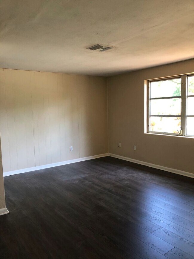 Foto del edificio - 2 Bed 1 Bath Home | Carport | Central AC | Pet Friendly | Washer Dryer Hook Ups | Section 8 Welcome