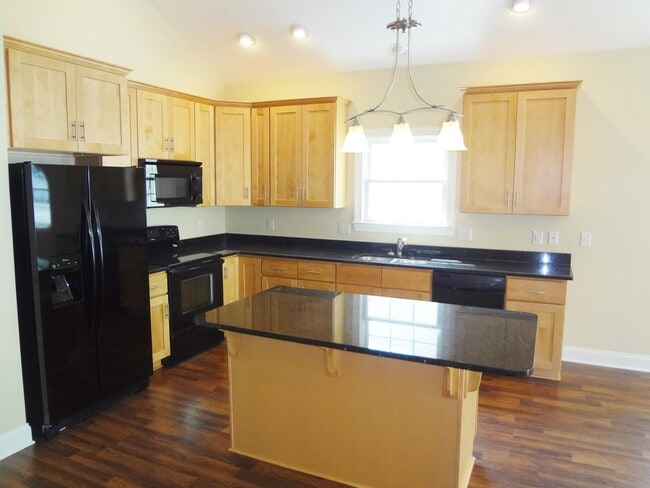 Building Photo - Luxurious and Spacious Home
