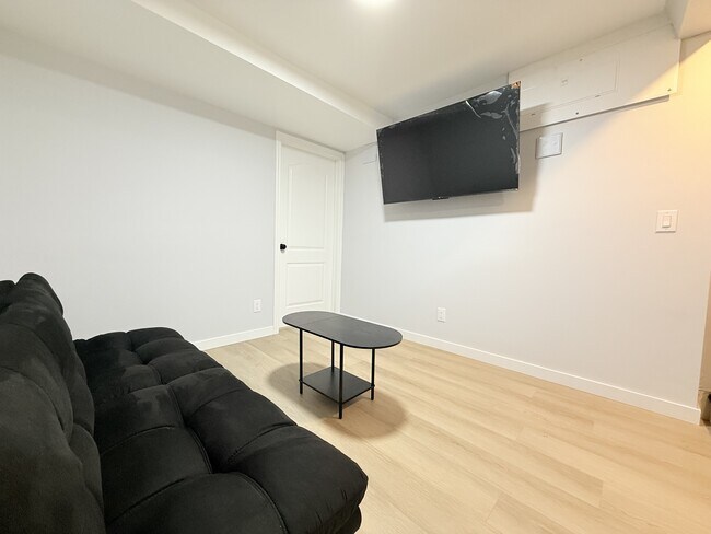 Photo du bâtiment - 1227 Henry Ford Centre Dr