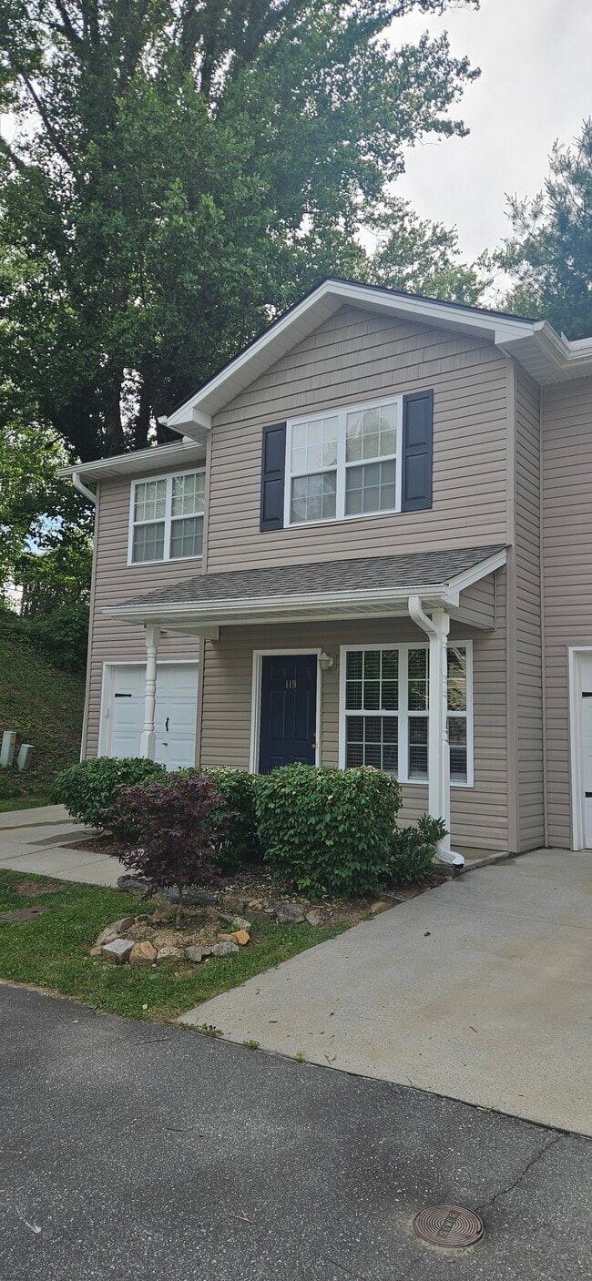 Main Front View End Unit w Privacy - 119 Creekside Dr