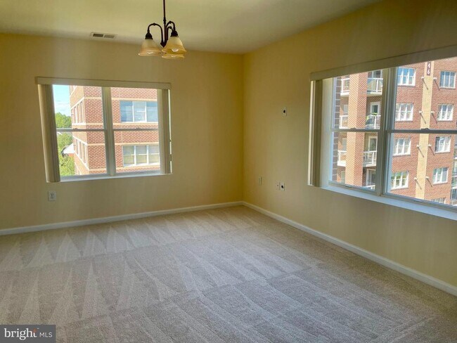 Foto del edificio - 12251 Roundwood Rd