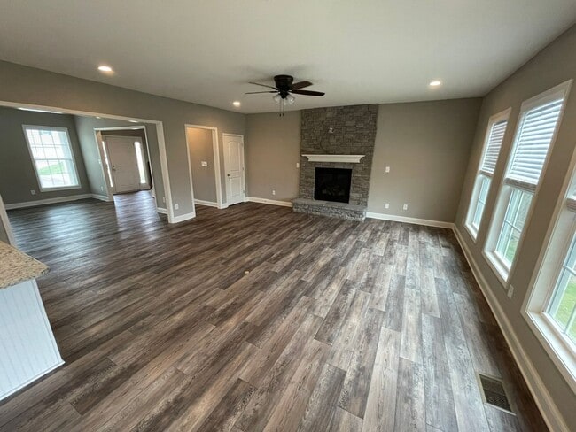 Building Photo - Large Home For Rent East Louisville