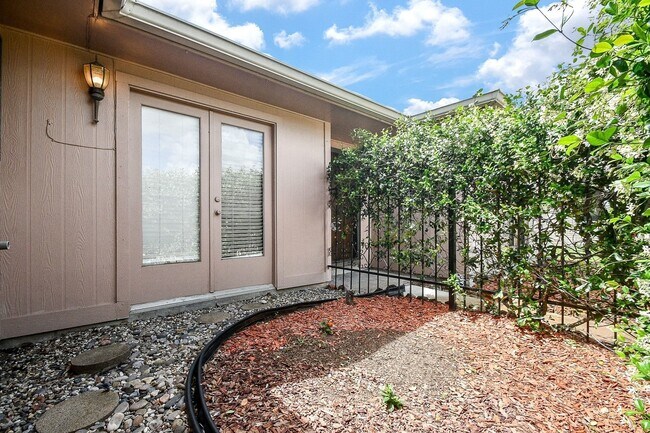 Foto del edificio - 4902 Rainwater Dr