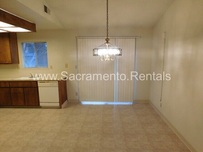 Building Photo - Spacious South Natomas 2bd/2ba House with ...