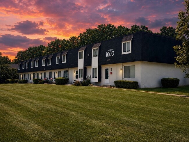 Building Photo - Windsor Forest Townhomes