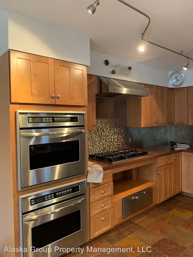 Building Photo - 3 br, 2.5 bath House - 2042 Crataegus Ave