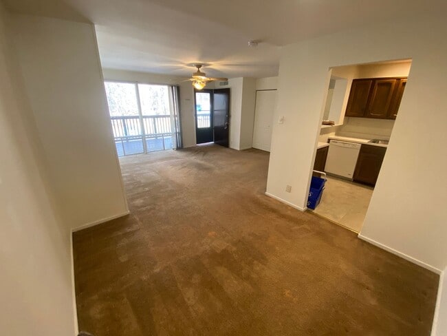 Building Photo - 1 Bedroom 1 Bath Top Floor Condo located within the Woodmont Spring Condominium Complex Next to W...