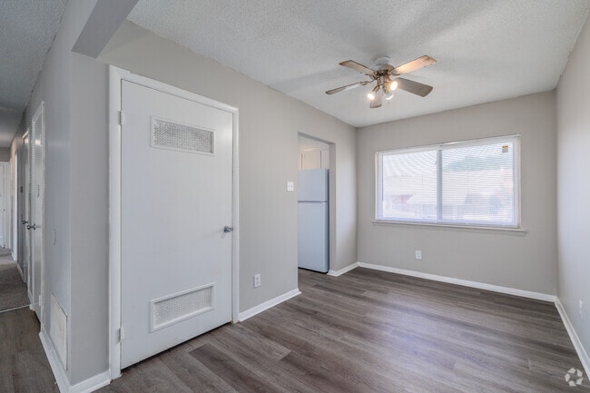 3BR, 2BA - 1,040SF - Dining Room - West Scenic Apartments