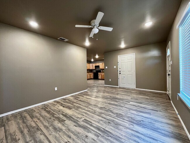 Foto del edificio - Cozy 3-Bedroom, 2-Bathroom Home with Garage in East Lubbock