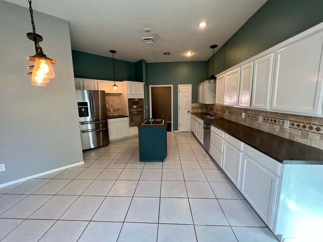 Building Photo - AVAILABLE NOW!