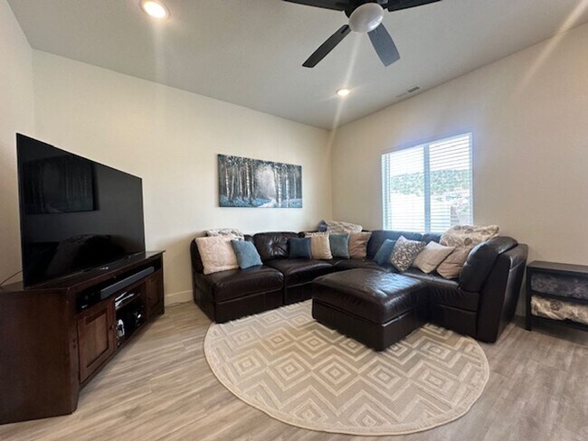 Foto del edificio - 3 bedroom - 2.5 bathroom Townhome in Cross...