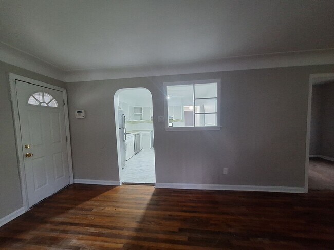Foto del edificio - Four bedroom Harper Woods bungalow