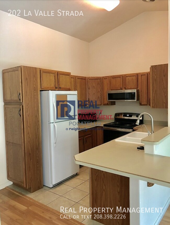 Building Photo - 3 Bedroom 2 Bath Townhome - 1 Car Garage