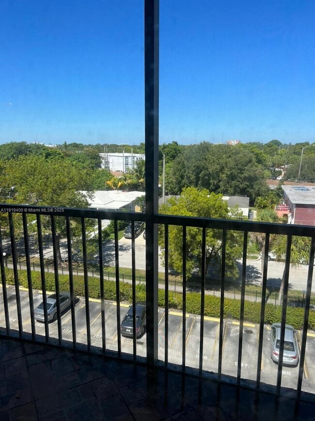 Foto del edificio - 16950 W Dixie Hwy