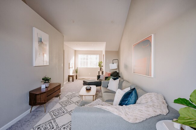 Foto del edificio - Gorgeous Townhome near Edgewater!