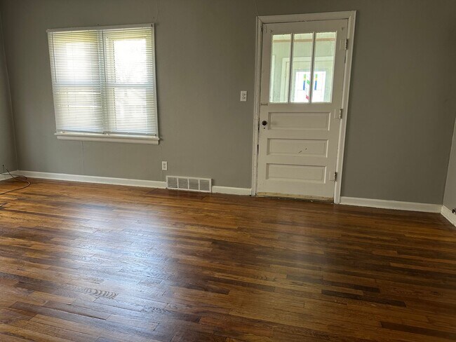 Building Photo - Updated 2 Bedroom, 1 Bath House- 611 W. 8th