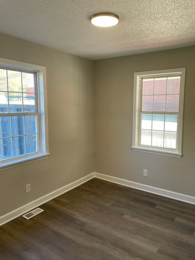 Foto del edificio - 645 W Northwest Blvd