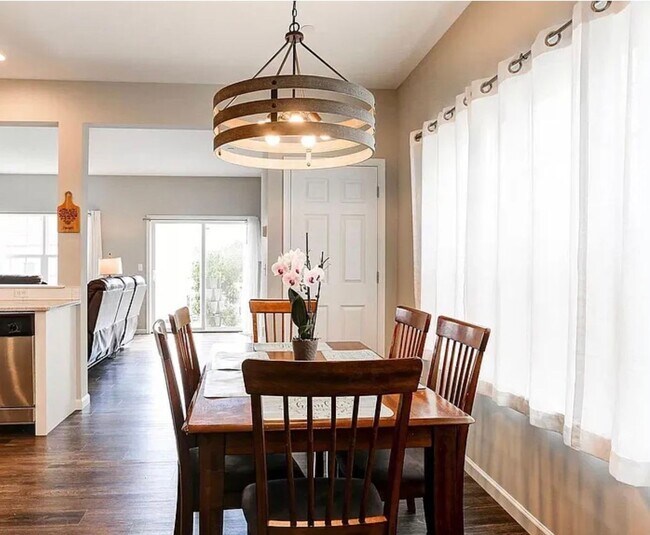 Foto del edificio - 3 bedroom 2.5 bathroom townhome for rent