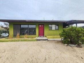 Building Photo - 72256 Sunnyslope Dr