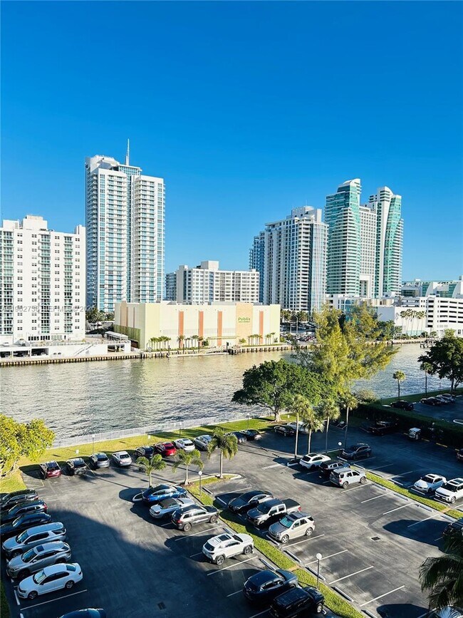 Foto del edificio - 800 Parkview Dr