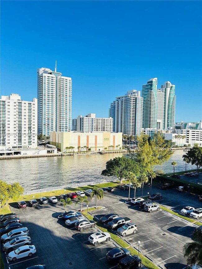 Building Photo - 800 Parkview Dr