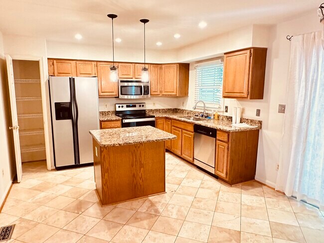 Encimeras de granito, electrodomésticos de acero inoxidable, despensa. - 397 S Pickett St