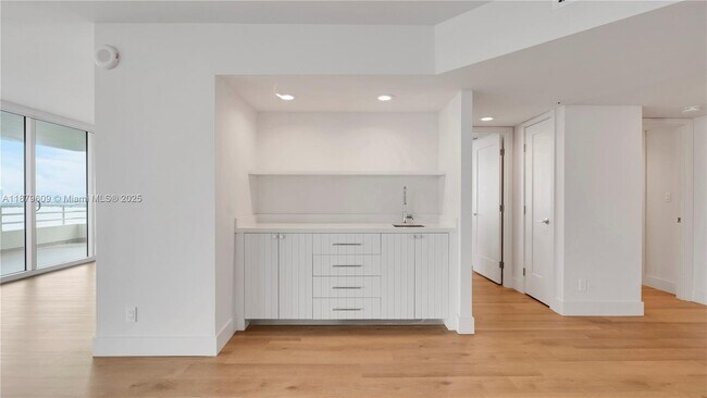 Foto del edificio - 555 NE 34th St