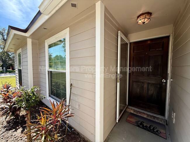 Foto del edificio - 4578 Blue Stream Ln N