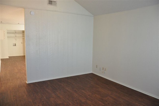 Building Photo - 3 br, 2 bath Duplex - Aurora Court 504