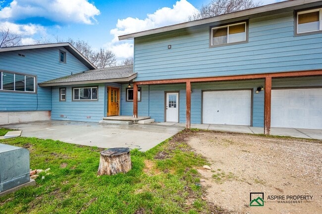 Building Photo - 5+ Acre Home With 7 Bedroom and Large Shop