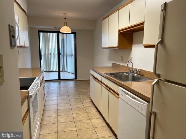 Foto del edificio - 15100 Interlachen Dr