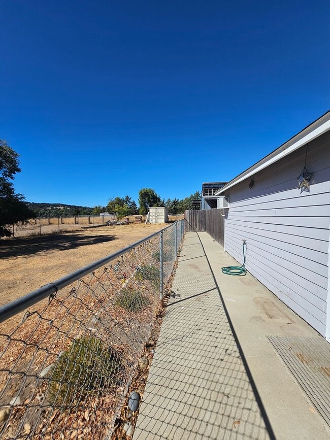 Building Photo - 6020 Conejo Rd