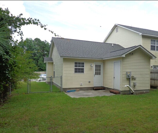 Foto del edificio - Two Bedroom Two Full Bathroom End Unit Tow...