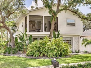 Building Photo - 1701 Sunset Dr