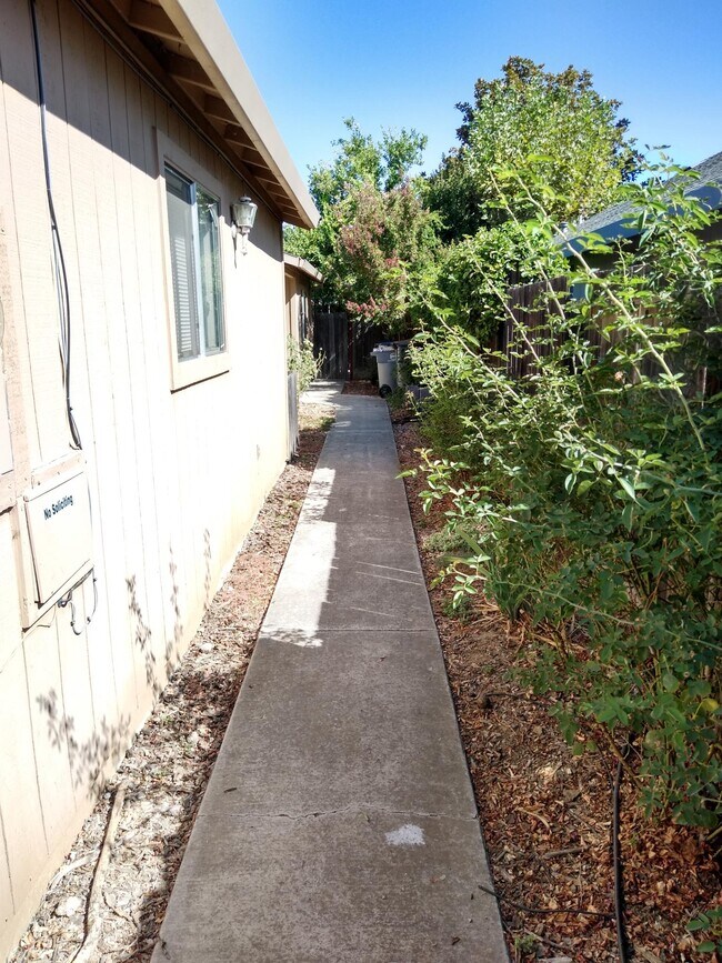 Foto del edificio - 615 Oriole Ave