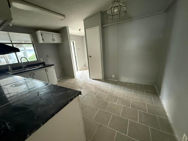 Building Photo - 9301 SE 61st Dr