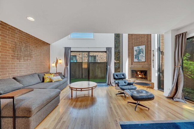 Foto del edificio - 2235 N Lakewood Ave