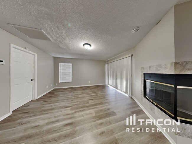 Foto del edificio - 15130 Heathridge Dr
